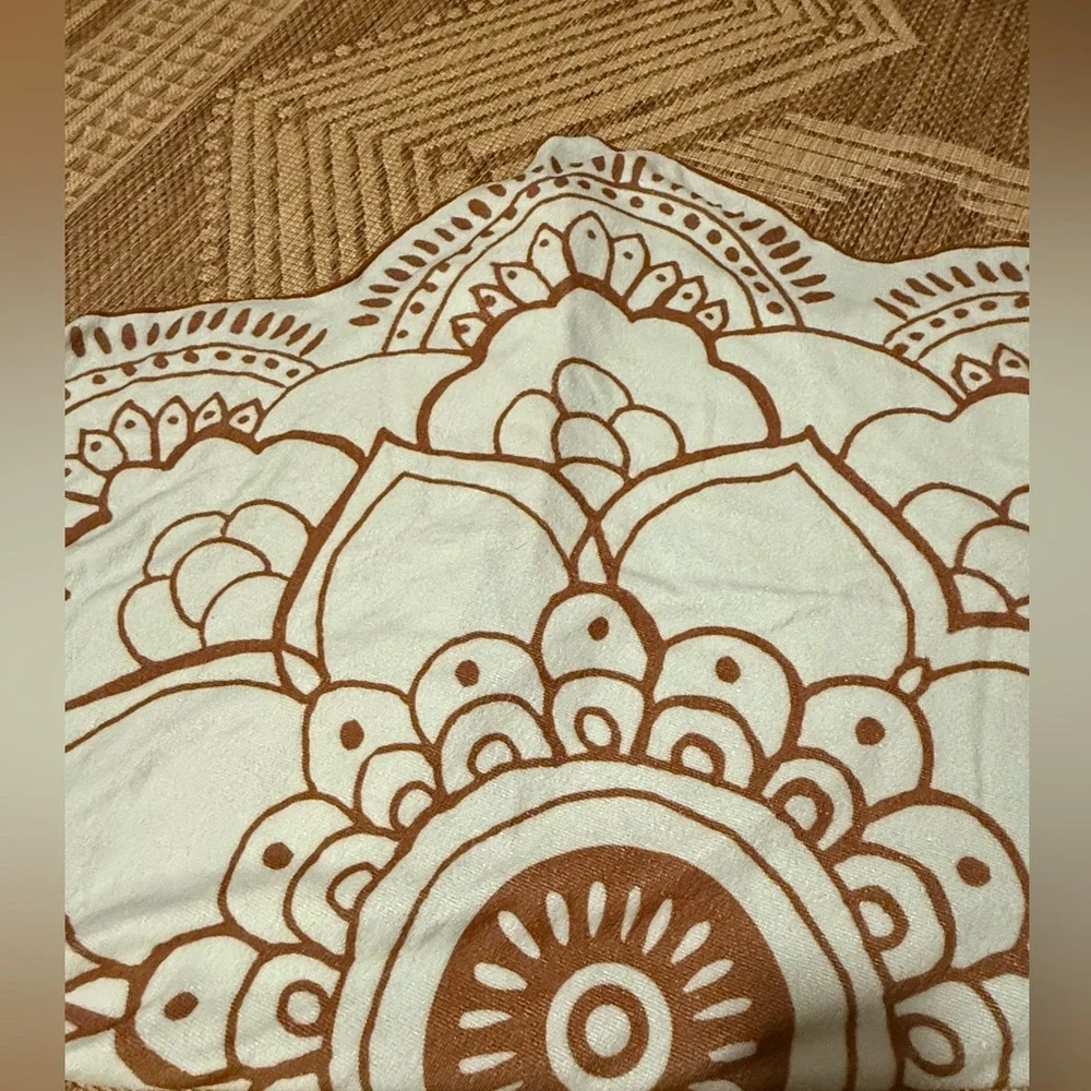 NWOT Vix Paula Hermanny Blue Brown Lotus Flower Beach Towel 58” diameter